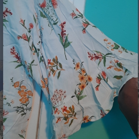 Forever 21 Flower top with bell sleeves - Picture 4 of 4